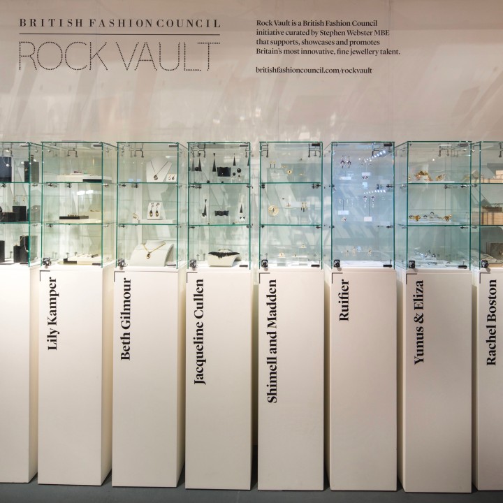 Rent glass display case & plinth London | Display case Hire Artplinths