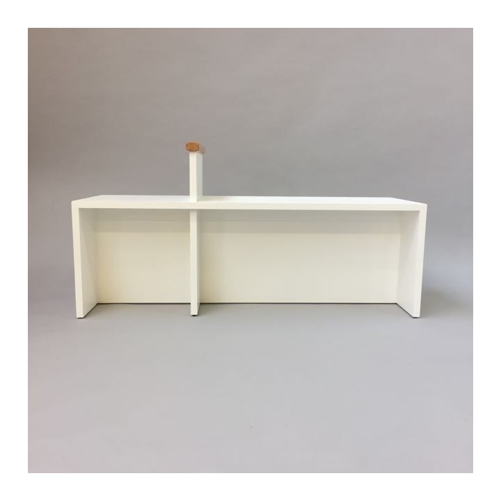 Gallery bench with arm support