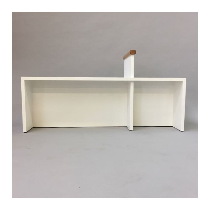 Gallery bench with arm support