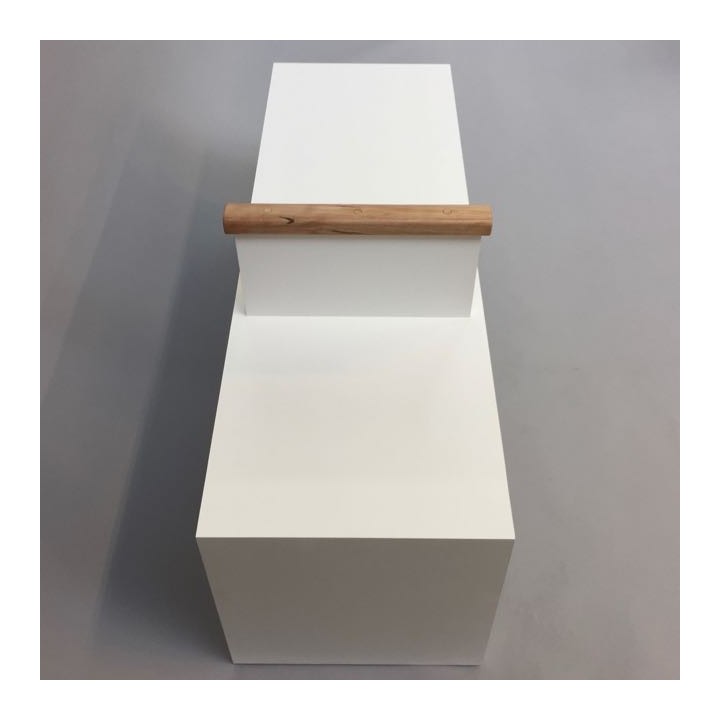 Gallery bench with arm support