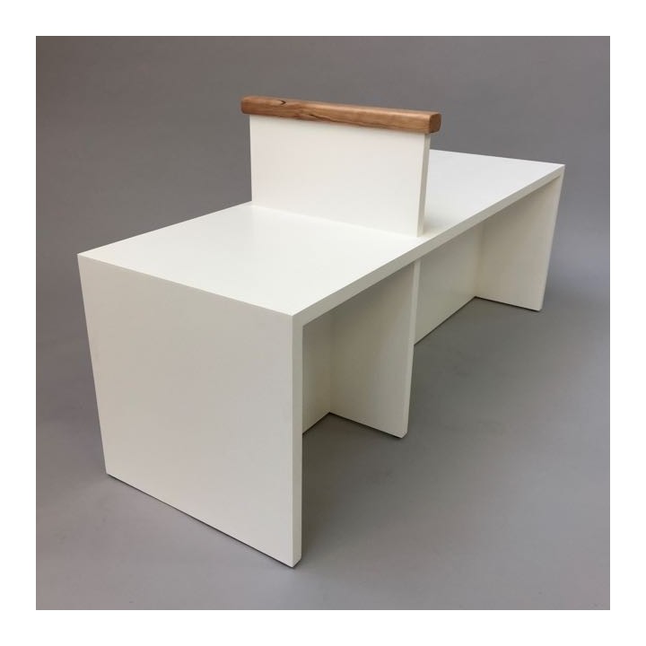 Gallery bench with arm support