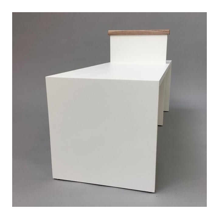 Gallery bench with arm support
