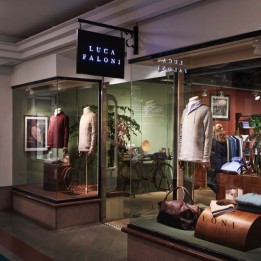 Bonhams Auction House  X artplinths
